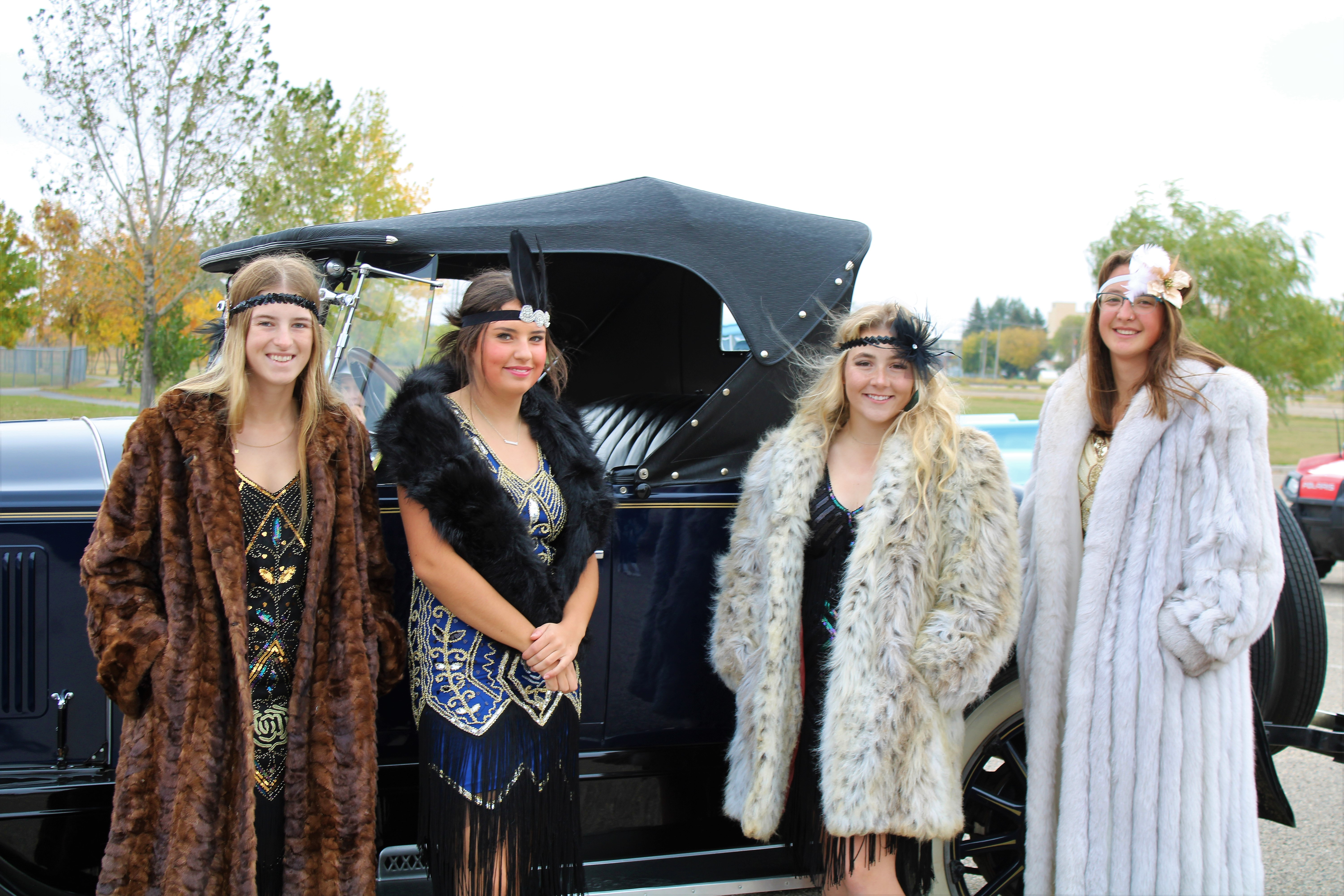 LRSC students dressed in 1920s gear 